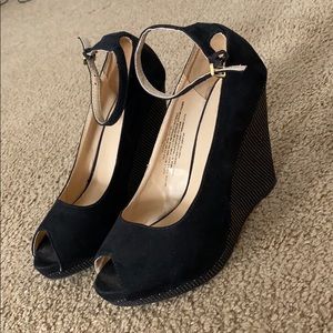 Black wedges